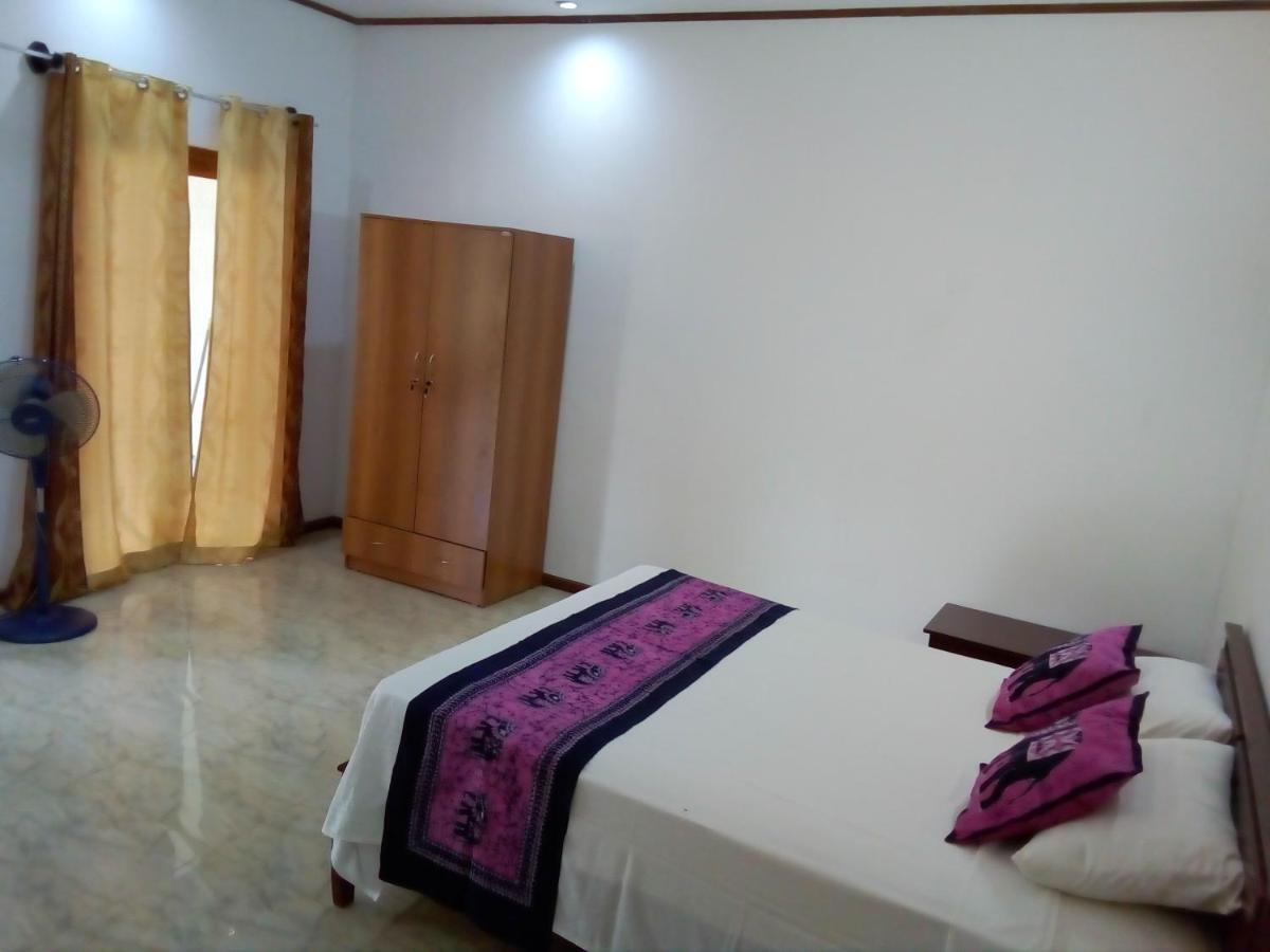 Aliya Pink France Guesthouse Habarana Room photo